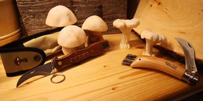 Händler - Produkt-Kategorie: Möbel und Deko - Salzburg - In Zirbenholz geschnitzte Pilze und Schwammerl ... und die Schwammerlmesser (von Opinel) dazu! - Ars Lüftenegger