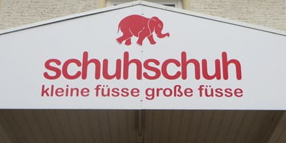 Händler - Zahlungsmöglichkeiten: Apple Pay - Oberösterreich - schuhschuh in Gmunden, ehemals Elefanten-Werksverkauf, seit Jahrzehnten für Kinderschuhe bekannt, Outletpreise, inzwischen Sortiment für ganze Famlie - schuhschuh Köck Handelsgesellschaft mbH