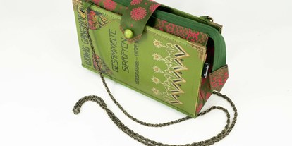 Händler - Steyr - Eine Tasche aus einem Buch von Ludwig Ganghofer kombiniert mit Krawattenstoff. - Bernanderl Upcycling