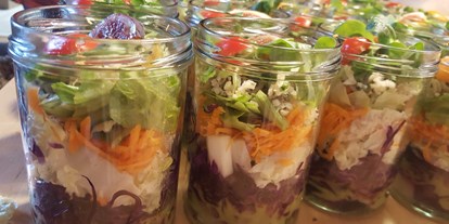Händler - Unternehmens-Kategorie: Gastronomie - Salzburg - bunter Salat im Glas - shake shake shake - halleluja - Alm Marie - Maria Alba Bonomo