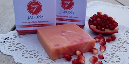 Händler - Selbstabholung - Naturseife Granada - fruchtiger Duft nach Granatäpfel und zartcremiger Schaum.  - Seifenmanufaktur Jabona 