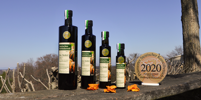 Händler - Steiermark - Wir bieten 100% reines Steirisches Kürbiskernöl in 4 verschiedenen Flaschengrößen an. Weiters sind wir Mitglied der Gemeinschaft Steirisches Kürbiskernöl g.g.A. und wurden seit unserem Bestehen jährlich mit der Goldmedaille der besten Steirischen Kürbiskernöle prämiert!
Besuchen Sie doch unseren Onlineshop und überzeugen Sie sich von unserer Qualität! - Familie Niederl