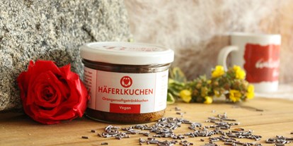 Händler - Produktion vollständig in Österreich - Häferlkuchen vegan
mit Orangenfruchtsaftgetränk und Schokoladestreuseln - Backen mit Herz e.U.