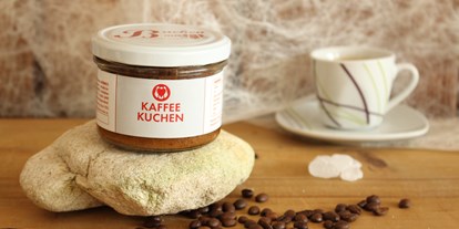 Händler - CE-Kennzeichnung - Kaffeekuchen
mit flüssigem Bohnenkaffee, Nüssen, Schokolade und schokolierten Mokkabohnen - Backen mit Herz e.U.