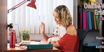 Händler - Art der erstellten Produkte: Tierbedarf - Das Bild zeigt eine Frau vor dem PC und auf Ihren Schoß sitzt ein kleiner weißer Hund. Geschrieben steht „Online-Vortrag kostenfrei! Schuppen, Juckreiz, Allergien, Hautausschläge oder andere Auffälligkeiten!“  - Fedor® Tiernahrung