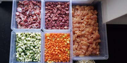 Händler - Art der erstellten Produkte: Tierbedarf - Handgeschnittenes Fleisch und Gemüse - Duke of Foods e.U.