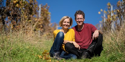 Händler - Produktion vollständig in Österreich - Silke und Wolfgang im herbstlichen Weingarten - Weingut Wolfgang Lang