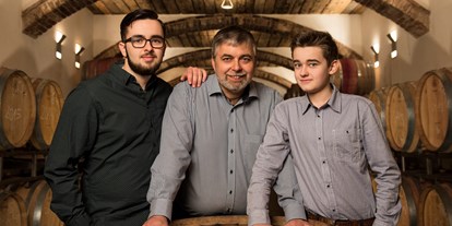 Händler - regionale Produkte aus: Obst - Winzer Leopold Auer mit seinen 2 Söhnen Lukas und Matthias - Weingut Familie Auer