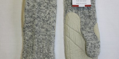 Händler - Produkt-Kategorie: Kleidung und Textil - Steiermark - Walk-Fäustlinge mit Lederbesatz - Huber Strick/Walkwaren    Wollwarenerzeugung