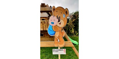 Händler - Steiermark - Sehr beliebt als Alternative zum traditionellen Storch aus Holz ist unser Baby-Bär aus Holz. - Sweet-Prints.at
