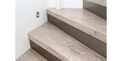 Händler - bevorzugter Kontakt: per Telefon - Steiermark - Wunderschön verkleidete Treppe mit Stufen aus Laminat.
Laminatstufen, Trittstufen aus Laminat, Renovierungsstufe, Renovierungsstufen - RenoShop Renovierungssysteme