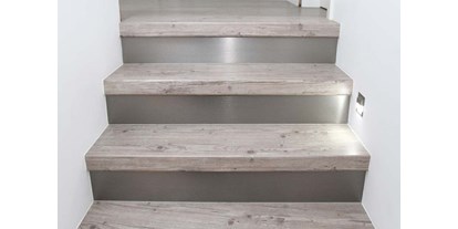 Händler - Produkt-Kategorie: Möbel und Deko - Steiermark - Wunderschön verkleidete Treppe mit Stufen aus Laminat.
Laminatstufen, Trittstufen aus Laminat, Renovierungsstufe, Renovierungsstufen - RenoShop Renovierungssysteme