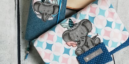 Händler - regionale Produkte aus: Textil - Mutter-Kind-Passhülle aus Wollfilz
Windeltasche im dazupassenden Design - Maki´s kleine Welt