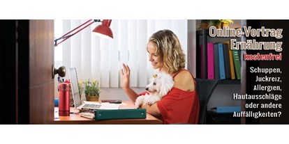 Händler - bevorzugter Kontakt: Online-Shop - Steiermark - Das Bild zeigt eine Frau vor dem PC und auf Ihren Schoß sitzt ein kleiner weißer Hund. Geschrieben steht „Online-Vortrag kostenfrei! Schuppen, Juckreiz, Allergien, Hautausschläge oder andere Auffälligkeiten!“  - Fedor® Tiernahrung