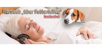 Händler - überwiegend Fairtrade Produkte - Steiermark - Das Bild zeigt eine Frau entspannt im Bett liegend, daneben sitzt ein kleiner schwarz-weiß gefleckter Hund. Geschrieben steht „Hörbuch über Futterfallen kostenfrei!" - Fedor® Tiernahrung