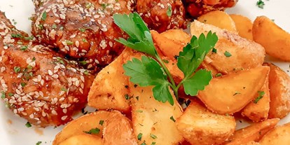 Händler - Produkt-Kategorie: Lebensmittel und Getränke - Wien -  Hühnerkeulen (Chicken wings) in  Honig mit Kartoffeln 7,90€ - Burrito Casa