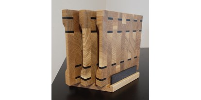 Händler - Oberösterreich - Schneidebrett Set gefertigt aus Eiche / Geräucherte Eiche.
Set bestehend aus 3 verschiedene Größen Stirnholz Schniedebrettter und praktischem Schneidebretthalter - Holzkunst Sascha Wessely