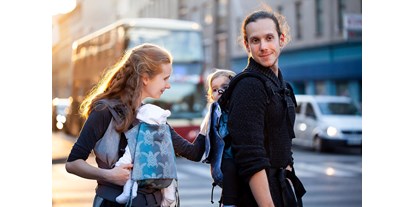Händler - Versand möglich - Wien - Buzzidil Babytragen begleiten Familien vom Neugeborenen-Alter bis ins Kleinkind Alter ihrer Kinder. Bequem, ergonomisch, komfortabel und mitwachsend. Hergestellt in der EU. - Buzzidil Babytragen