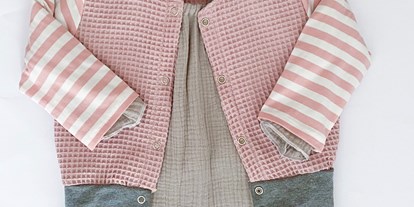 Händler - Produkt-Kategorie: Kleidung und Textil - Wien - Matching outfit inspiration. Coole Bomberjacken kombiniert mit classic Musselin Rüschenkleidern.  - Coucoufashion