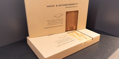 Händler - bevorzugter Kontakt: per Fax - Oberösterreich - verpackte Schneidbretter vor Versand bzw. Abholung // Auslieferung - gastro HACKBLOCK manufaktur