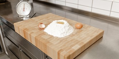 Händler - bevorzugter Kontakt: per Fax - Oberösterreich - wir haben auch das passende Brett für unsere Bäcker (in Bäckernorm 600x400 mm) - mit Anschlag um auch Teig auskneten zu können - gastro HACKBLOCK manufaktur