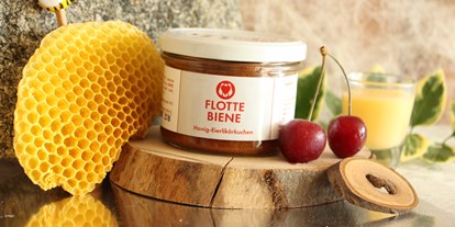 Händler - überwiegend regionale Produkte - Oberösterreich - Flotte Biene
Eierlikörkuchen mit Dinkelmehl, Joghurt, Weichseln und Honig (statt Zucker) - Backen mit Herz e.U.
