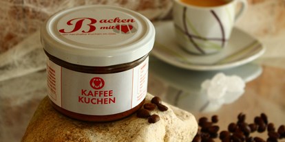 Händler - Art der Abholung: Abholbox - Oberösterreich - Kaffeekuchen
mit flüssigem Bohnenkaffee, Nüssen, Schokolade und schokolierten Mokkabohnen - Backen mit Herz e.U.
