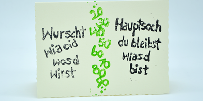 Händler - Bezirk Perg - Handbedruckte Geburtstagskarte mit Schiftzug "Wurscht wia oid wosd wirst - Hauptsoch du bleibst wiasd bist" - Nuggetz