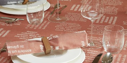 Händler - Produkt-Kategorie: Küche und Haushalt - Oberösterreich - Tischtücher nach Maß aus BIO-Baumwolle, mit eingewebten Botschaften. - verum textilia by Armin Landskron