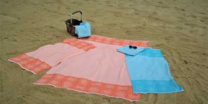 Händler - überwiegend Bio Produkte - Oberösterreich - Strandtücher bzw. Freizeittuch aus BIO-Baumwolle, mit eingewebten Botschaften. - verum textilia by Armin Landskron