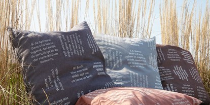 Händler - überwiegend Bio Produkte - Oberösterreich - Kissenbezug aus BIO-Baumwolle, mit eingewebten Botschaften. - verum textilia by Armin Landskron