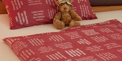 Händler - Produkt-Kategorie: Baby und Kind - Oberösterreich - Bettwäsche aus BIO-Baumwolle, mit eingewebten Botschaften. - verum textilia by Armin Landskron