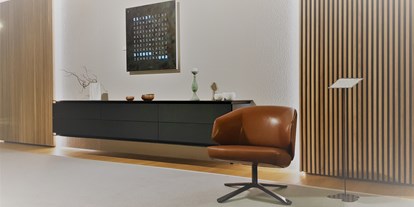 Händler - Unternehmens-Kategorie: Werkstätte - Oberösterreich - Sideboard in Fenix schwarz, Eichen Lamellen, montis Clubchair und Clocktwo Uhr - Schiffer & Sams GmbH