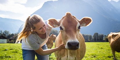 Händler - Salzburg - Landwirtin und Pädagogin Maria mit Kuh Sonnenschein Copyright Salzburger Land - Bio Hofkäserei Fürstenhof