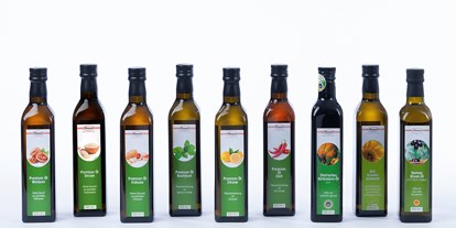 Händler - Salzburg - Unsere Premiumöle, das BIO-Sonnenblumenöl und das Rapsöl werden vor den Toren Salzburgs abgefüllt, das Kürbiskernöl kommt direkt aus der Steiermark und das Olivenöl aus einer kleinen, aber feinen Agrargemeinschaft in Griechenland. Also nicht nur perfekt für die frische und raffinierte Küche, sondern auch nachhaltig! - Viveria GmbH