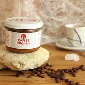 Direktvermarkter: Kaffeekuchen
mit flüssigem Bohnenkaffee, Nüssen, Schokolade und schokolierten Mokkabohnen - Backen mit Herz e.U.