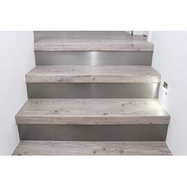 Unternehmen: Wunderschön verkleidete Treppe mit Stufen aus Laminat.
Laminatstufen, Trittstufen aus Laminat, Renovierungsstufe, Renovierungsstufen - RenoShop Renovierungssysteme