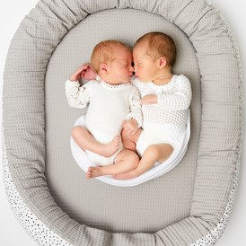 Unternehmen: Zirbennest XL für große Babys oder Zwillinge. Natürlich gibt es auch ein Zirbennest in Standardgröße. Bei beiden Bettchen ist die Zirbenschlange herausnehmbar und weiterverwendbar. Wir achten mit großer Sorgfalt auf Qualität und Nachhaltigkeit - KreativKopf